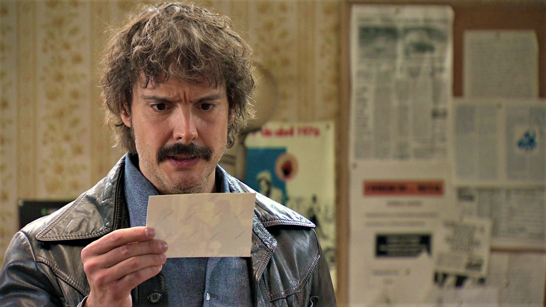 Guillermo ante unas comprometidas fotografías