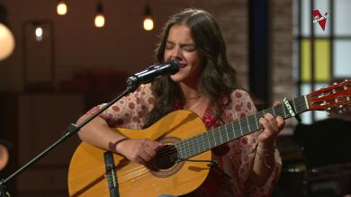 Teresa Palomar pisa con fuerza el plató de ‘El Regreso’ interpretando ‘Un rayo verde’