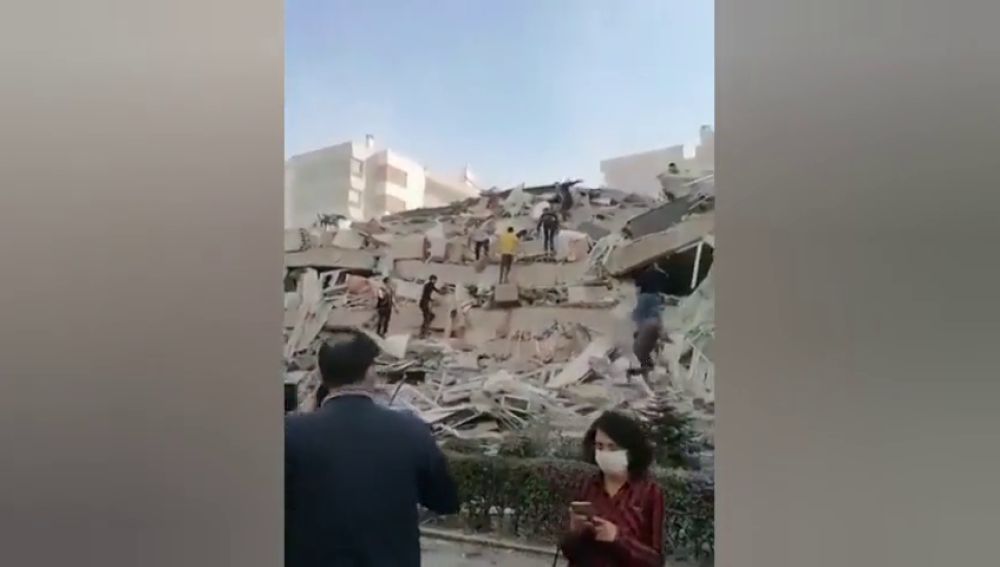 Un fuerte terremoto en el mar Egeo derrumba edificios en Grecia y Turquía