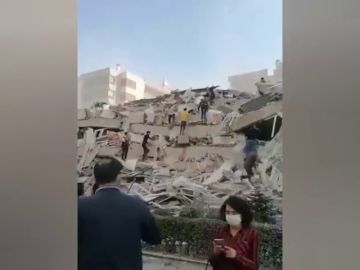Un fuerte terremoto en el mar Egeo derrumba edificios en Grecia y Turquía