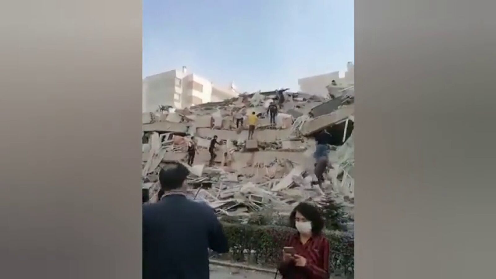 Ascienden a 26 los muertos en el terremoto del mar Egeo, con más de 800 heridos