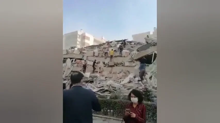 Un fuerte terremoto en el mar Egeo derrumba edificios en Grecia y Turquía Un fuerte terremoto en el mar Egeo derrumba edificios en Grecia y Turquía