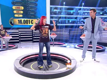 Duelo de chistes entre Arturo Valls y una concursante heavy en ‘¡Ahora caigo!’ Duelo de chistes entre Arturo Valls y una concursante heavy en ‘¡Ahora caigo!’