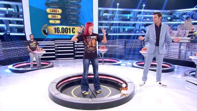Duelo de chistes entre Arturo Valls y una concursante heavy en ‘¡Ahora caigo!’ 