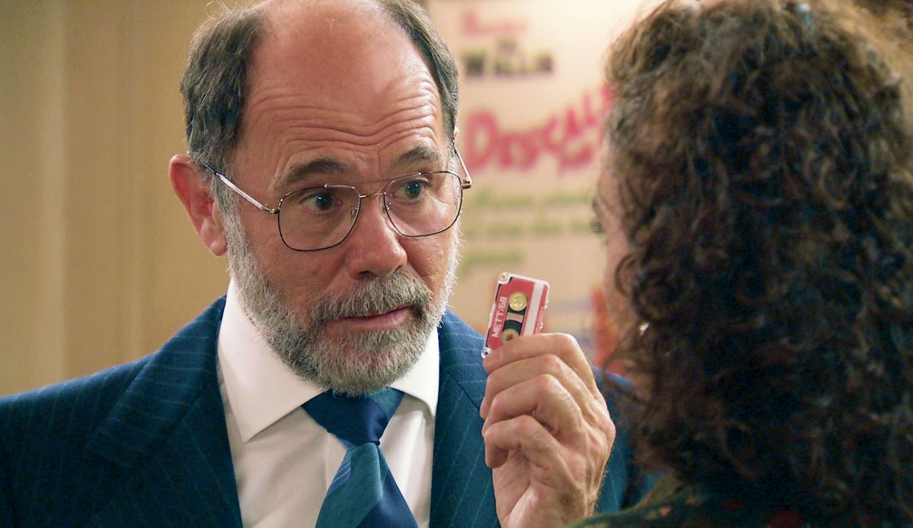 Miguel sospecha de Abel y se empeña en seguirle investigando: “Nos jugamos la supervivencia de la democracia” Miguel sospecha de Abel y se empeña en seguirle investigando: “Nos jugamos la supervivencia de la democracia”