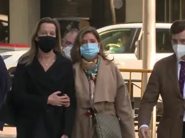 Rosalía Iglesias, esposa de Luis Bárcenas, recoge el auto de entrada en prisión por el caso Gürtel Rosalía Iglesias, esposa de Luis Bárcenas, recoge el auto de entrada en prisión por el caso Gürtel