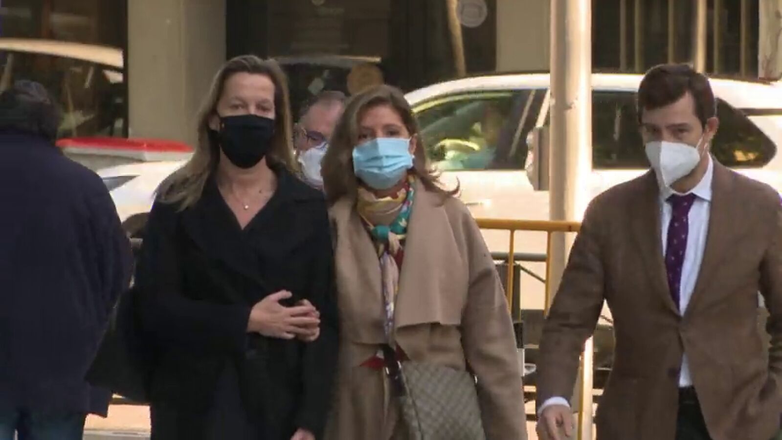 Rosalía Iglesias, esposa de Luis Bárcenas, recoge el auto de entrada en prisión por el caso Gürtel