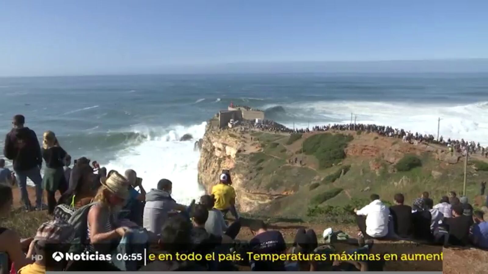 Miles de personas ignoran las medidas del coronavirus para ver las gigantes olas de Nazaré
