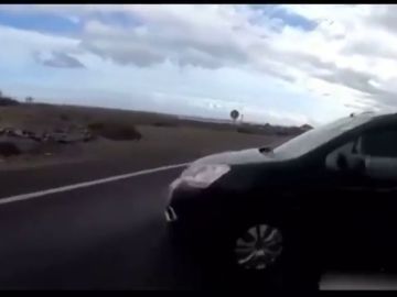 Un motorista se graba a 150 km/hora en el preciso instante que choca contra un vehículo