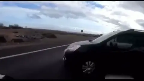 Un motorista se graba a 150 km/hora en el preciso instante que choca contra un vehículo Un motorista se graba a 150 km/hora en el preciso instante que choca contra un vehículo