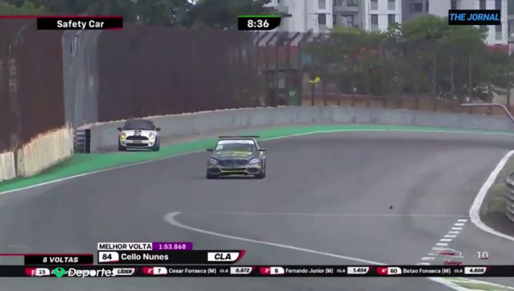 Una conductora se despista y acaba con su coche en mitad de una carrera en el circuito de Interlagos