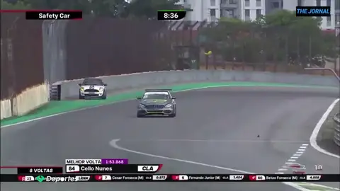 Una conductora se despista y acaba con su coche en mitad de una carrera en el circuito de Interlagos Una conductora se despista y acaba con su coche en mitad de una carrera en el circuito de Interlagos