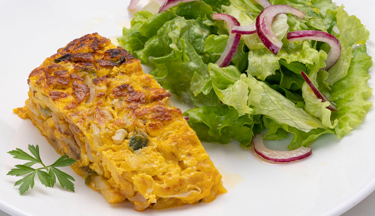 Karlos Arguiñano elabora "una tortilla de escándalo": receta de tortilla de patatas a la Navarra Karlos Arguiñano elabora "una tortilla de escándalo": receta de tortilla de patatas a la Navarra