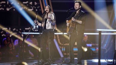 22 Dúo canta 'Shape of you' en los Asaltos de 'La Voz'