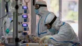 Dos enfermeras atienden a una enferma de covid 19 en la UCI