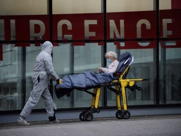 Imagen de un profesional sanitario con una paciente en París, Francia