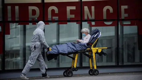 Imagen de un profesional sanitario con una paciente en París, Francia Imagen de un profesional sanitario con una paciente en París, Francia