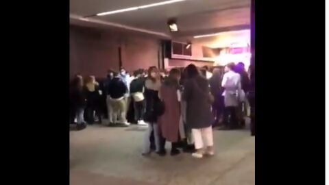 Decenas de j&oacute;venes en la puerta de la discoteca La Nuit