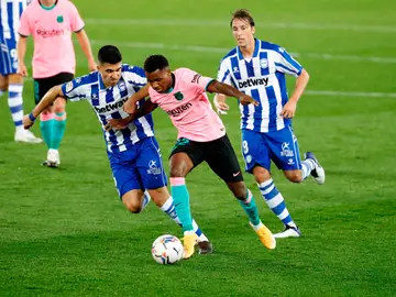 Ansu Fati conduce un balón ante el Alavés Ansu Fati conduce un balón ante el Alavés