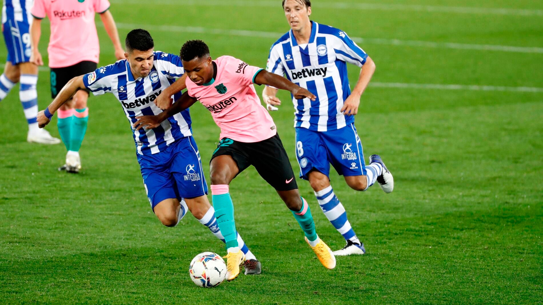 Ansu Fati conduce un bal&oacute;n ante el Alav&eacute;s