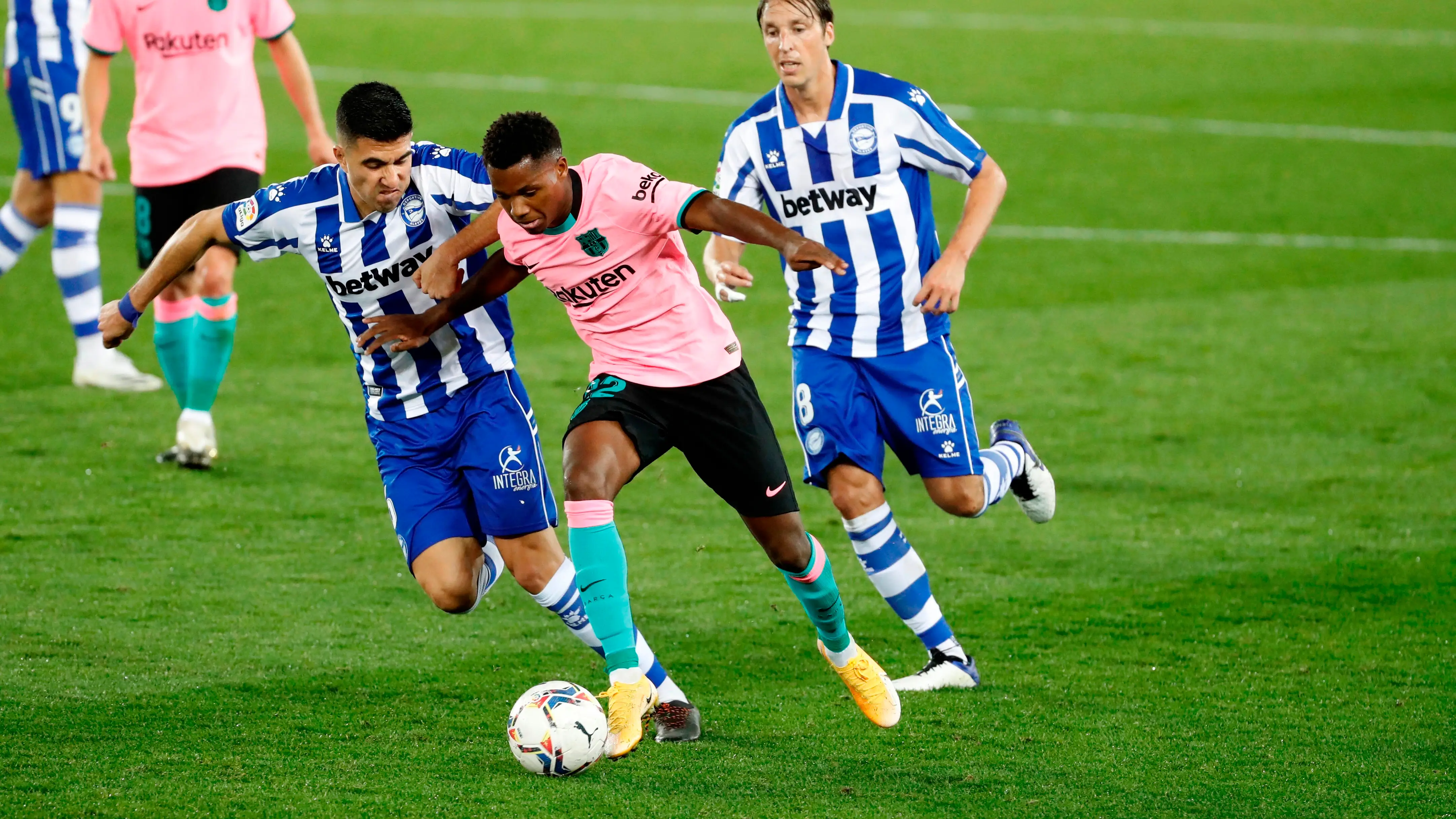 Ansu Fati conduce un balón ante el Alavés Ansu Fati conduce un balón ante el Alavés