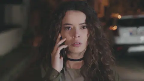 Sirin recibe una llamada que lo cambiará todo en los próximos capítulos de 'Mujer' Sirin recibe una llamada que lo cambiará todo en los próximos capítulos de 'Mujer'