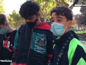 Un grupo de jóvenes se reúne para limpiar Logroño y arreglar los desperfectos tras los disturbios
