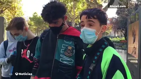 Un grupo de jóvenes se reúne para limpiar Logroño y arreglar los desperfectos tras los disturbios Un grupo de jóvenes se reúne para limpiar Logroño y arreglar los desperfectos tras los disturbios