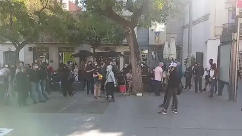 Unas 60 personas se concentran en Barcelona contra las Unas 60 personas se concentran en Barcelona contra las