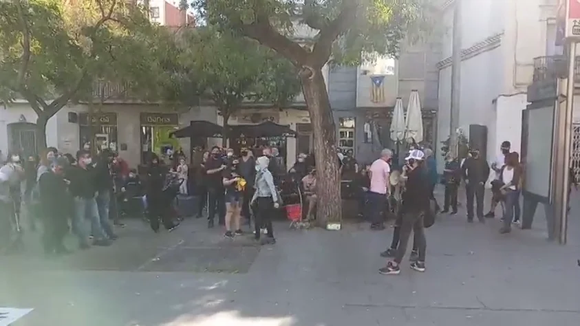 Unas 60 personas se concentran en Barcelona contra las Unas 60 personas se concentran en Barcelona contra las