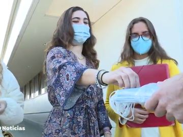 Acompañamos a un grupo de monitores que visitan un instituto para resolver dudas sobre el coronavirus
