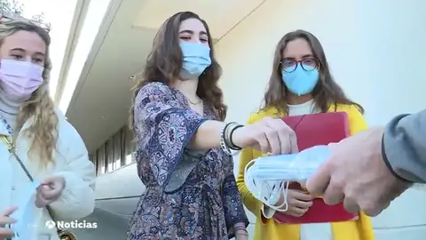 Acompañamos a un grupo de monitores que visitan un instituto para resolver dudas sobre el coronavirus Acompañamos a un grupo de monitores que visitan un instituto para resolver dudas sobre el coronavirus
