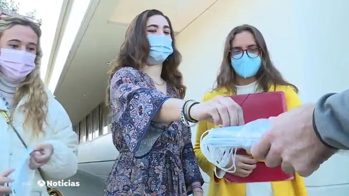 Acompa&ntilde;amos a un grupo de monitores que visitan un instituto para resolver dudas sobre el coronavirus