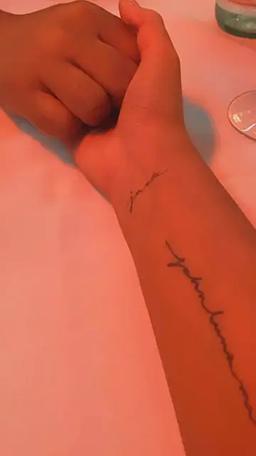 Tatuaje de Chrissy Teigen en honor a Jack Tatuaje de Chrissy Teigen en honor a Jack