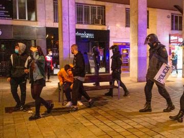 Agentes de Policía patrullan una calle de noche