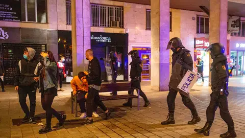 Agentes de Policía patrullan una calle de noche Agentes de Policía patrullan una calle de noche