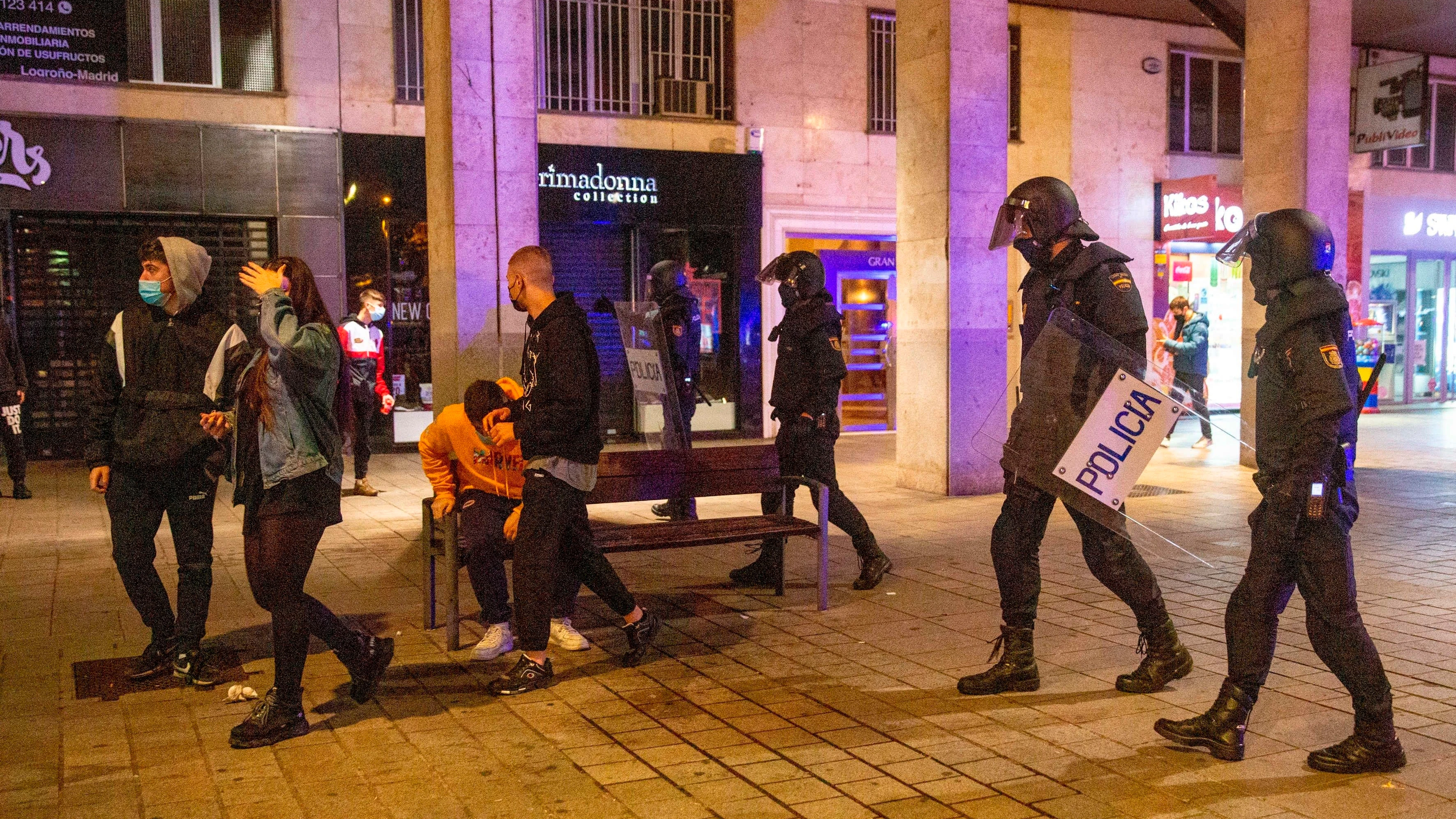 Agentes de Polic&iacute;a patrullan una calle de noche