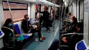 Varias personas en un vag&oacute;n de metro en Barcelona