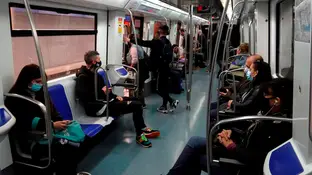 Varias personas en un vagón de metro en Barcelona Varias personas en un vagón de metro en Barcelona