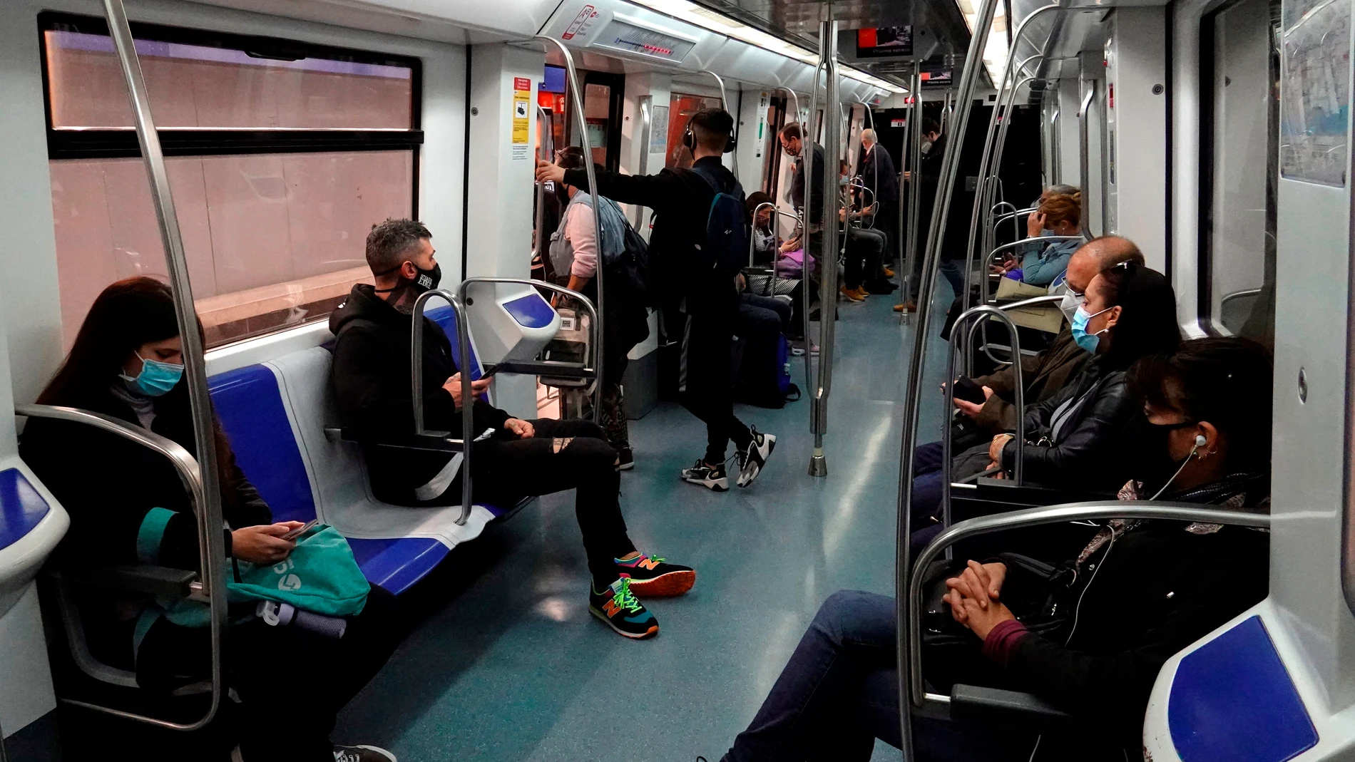 Varias personas en un vagón de metro en Barcelona Varias personas en un vagón de metro en Barcelona