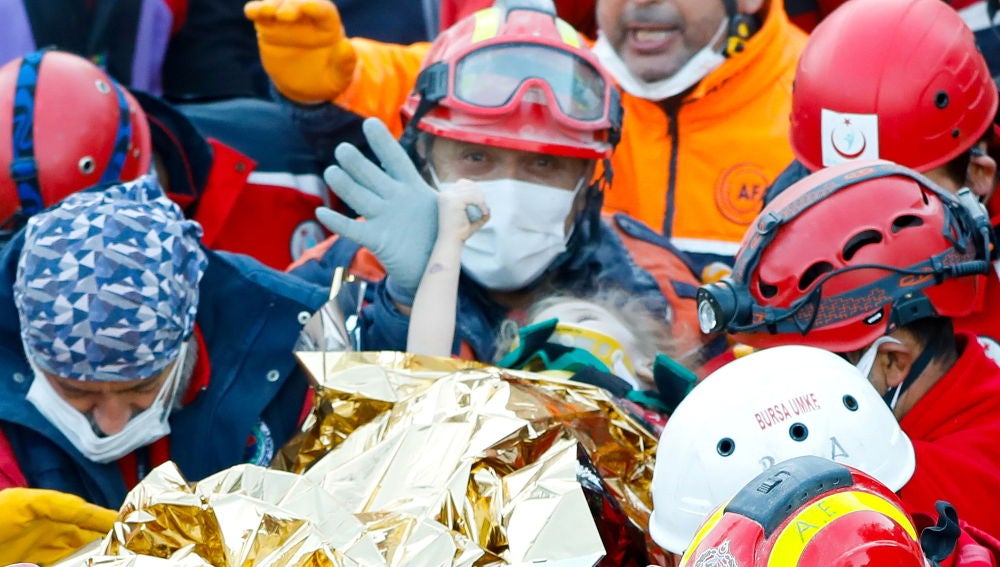 Rescatan a una niña de tres años bajo los escombros del terremoto de Turquía