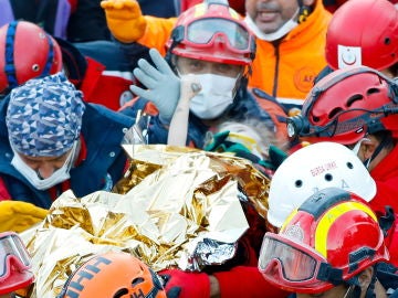 Rescatan a una niña de tres años bajo los escombros del terremoto de Turquía