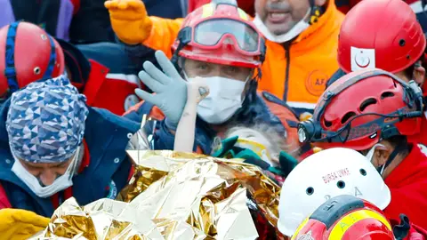 Rescatan a una niña de tres años bajo los escombros del terremoto de Turquía terremoto