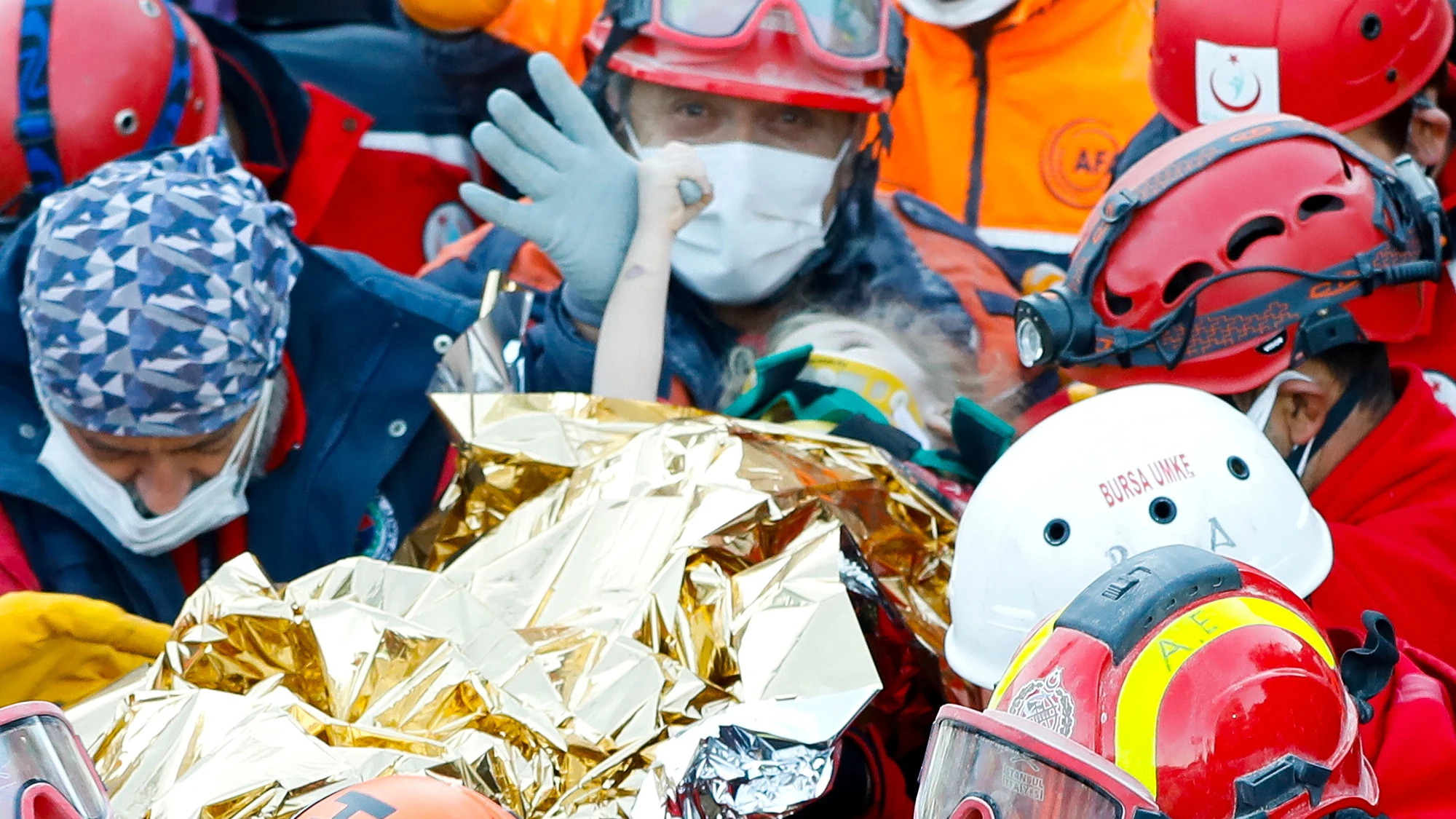 Rescatan a una niña de tres años bajo los escombros del terremoto de Turquía terremoto
