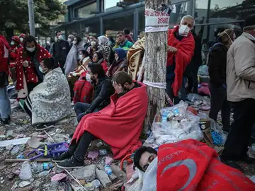 Víctimas del terremoto en Turquía. Víctimas del terremoto en Turquía.