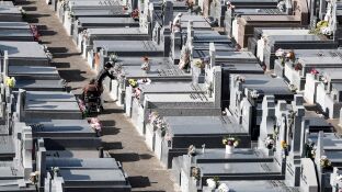 Vista general de las tumbas de un cementerio 