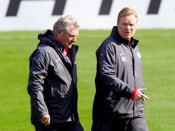 Toni Bruins Slot junto a Koeman