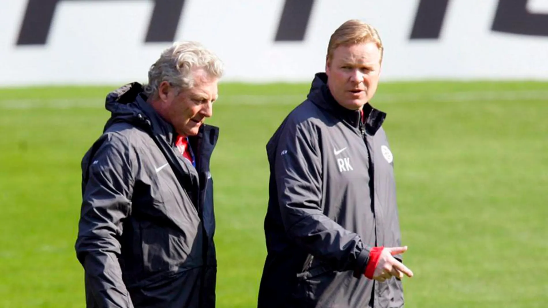 Toni Bruins Slot junto a Koeman Toni Bruins Slot junto a Koeman