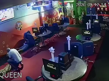 El vídeo con la rápida detención 'in fraganti' de cuatro atracadores en Tenerife El vídeo con la rápida detención 'in fraganti' de cuatro atracadores en Tenerife