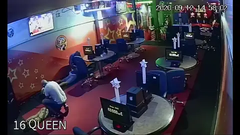 El vídeo con la rápida detención 'in fraganti' de cuatro atracadores en Tenerife El vídeo con la rápida detención 'in fraganti' de cuatro atracadores en Tenerife